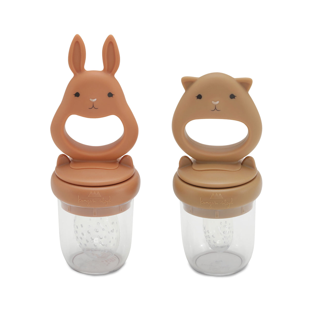 Konges Sløjd Fruitspeen Silicone Fruit Feeding Pacifier Almond/Terracotta, fruitspeen op witte achtergrond