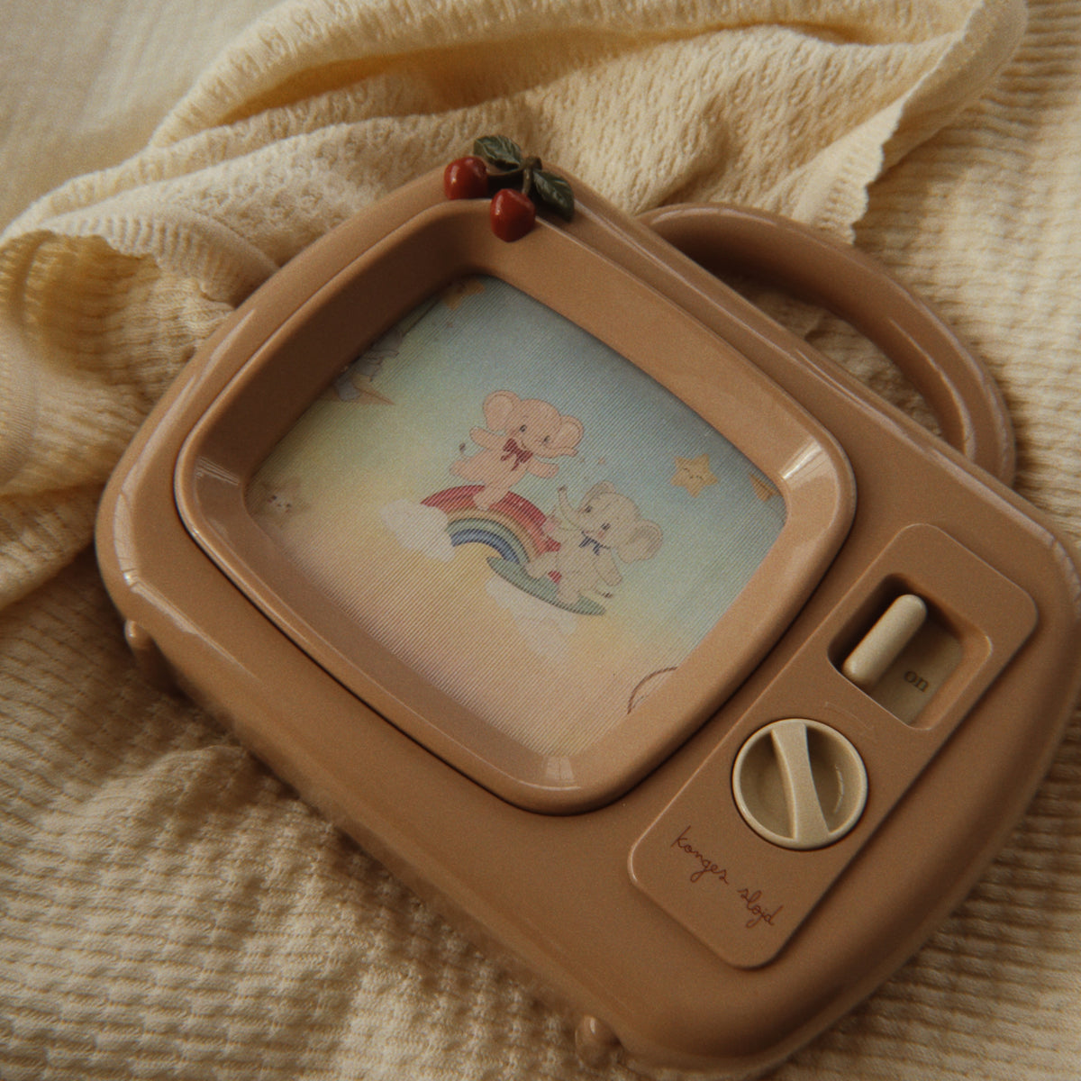Konges Sløjd Muziekspeelgoed My Melody TV Cherry, speelgoedtelevisie met kersenmotief op witte achtergrond