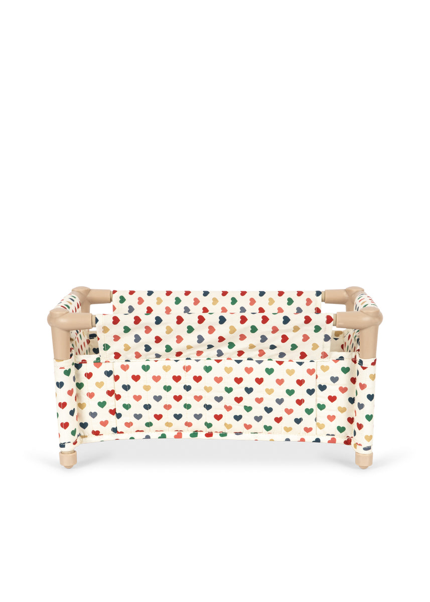 Konges Sløjd Poppenbedje Doll Travel Bed Coeur Coloré, poppenreisbedje op witte achtergrond