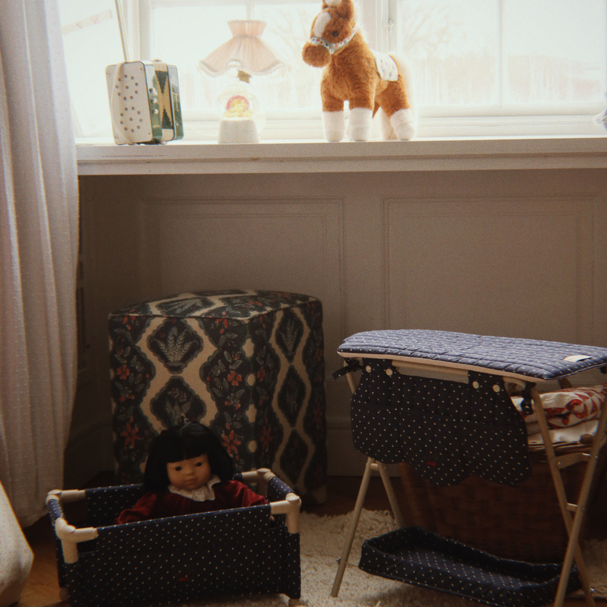 Konges Sløjd Poppenbedje Doll Travel Bed Ditzy Dot, poppenreisbedje op witte achtergrond
