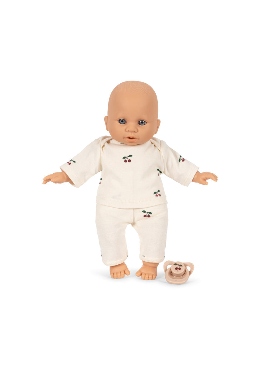 Konges Sløjd Poppenset Poppy Doll Stroller Set Pink Check, poppenset met buggy op witte achtergrond