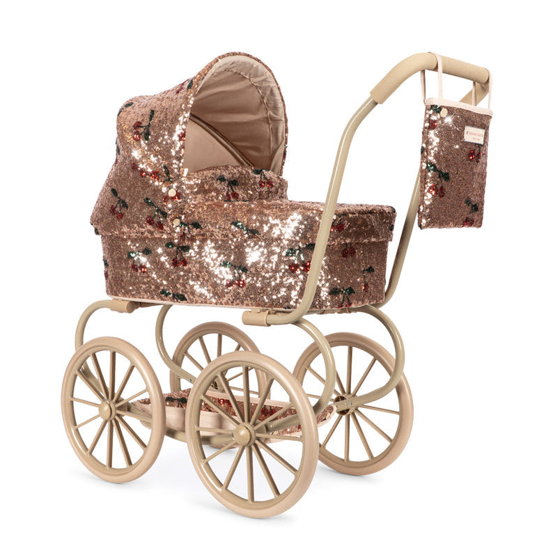 Konges Sløjd Poppenwagen Sparkly Minnie Doll Pram Cherry Sequin, glitterpoppenwagen op witte achtergrond