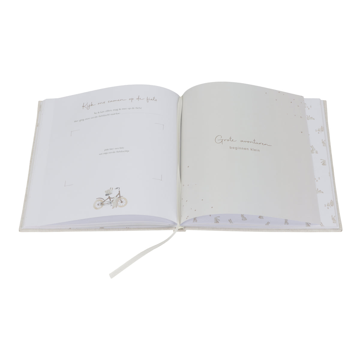 Opengeslagen Little Dutch babyboek Mijn Eerste Jaar met konijntje en leeslint
