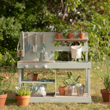 Little Dutch houten buitenkeuken mint, opgesteld in de tuin met potjes en planten