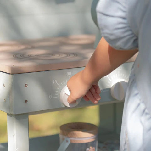 Little Dutch houten buitenkeuken mint, close-up van een hand aan de draaiknop