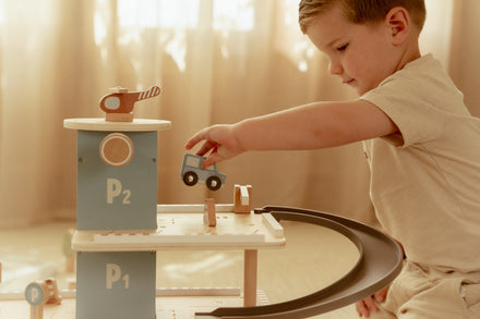 Little Dutch houten garage, jongen speelt met de autootjes en de lift