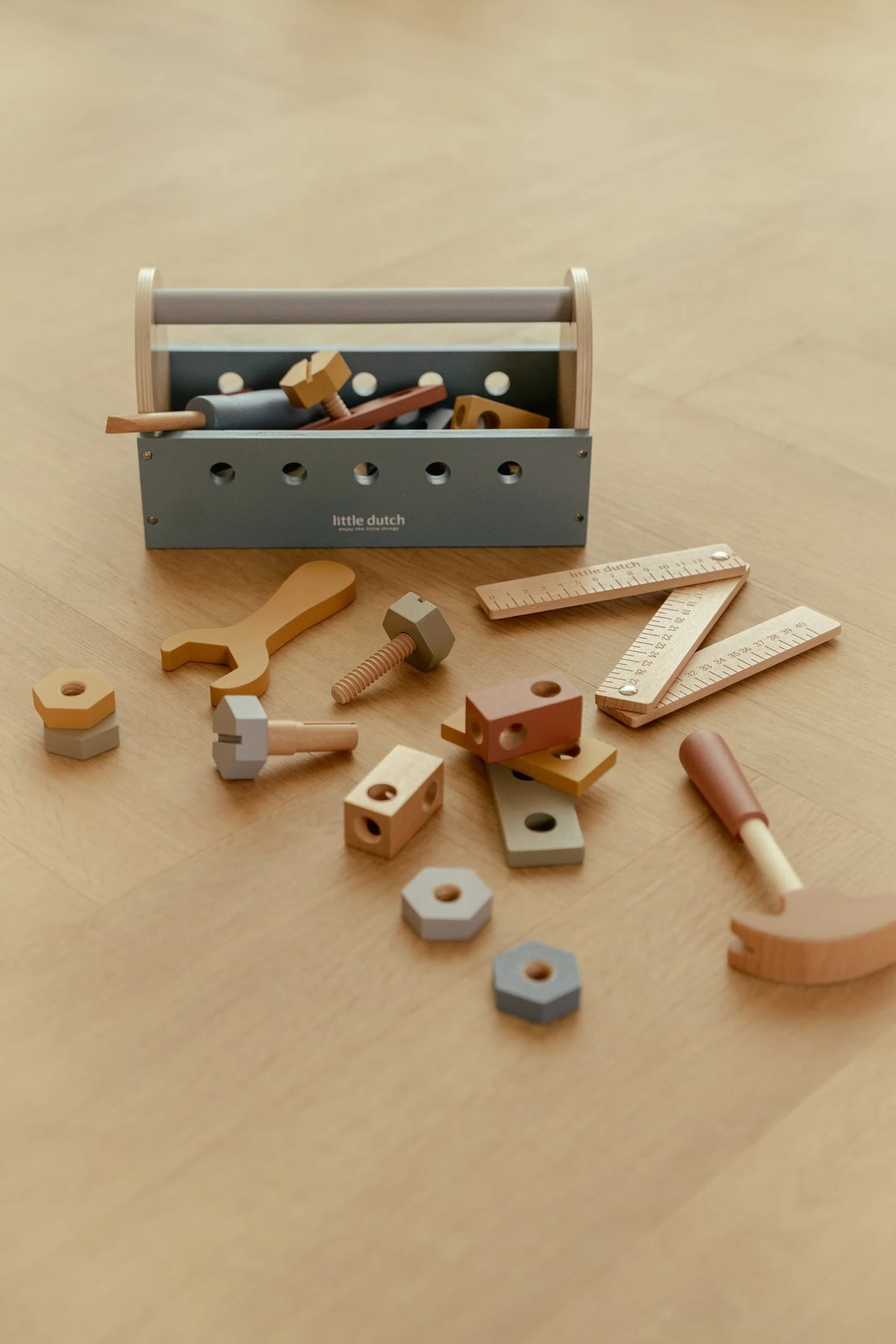 Little Dutch houten gereedschapskist met hamer, zaag, schroeven en moertjes