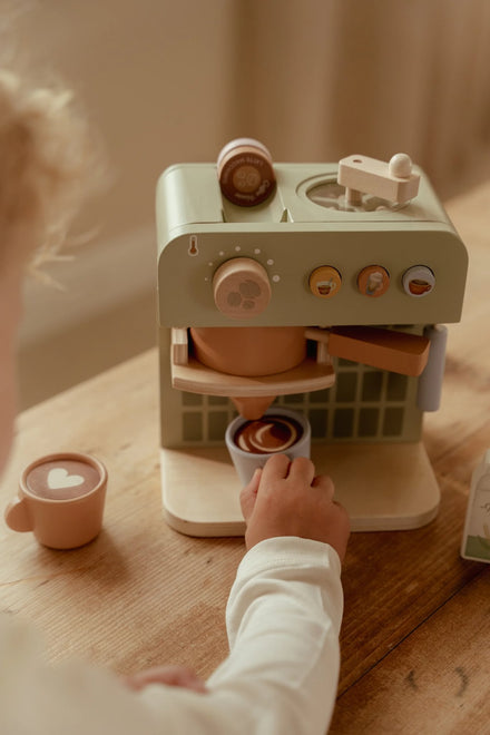 Little Dutch houten koffiemaker, kinderhand zet een kopje koffie