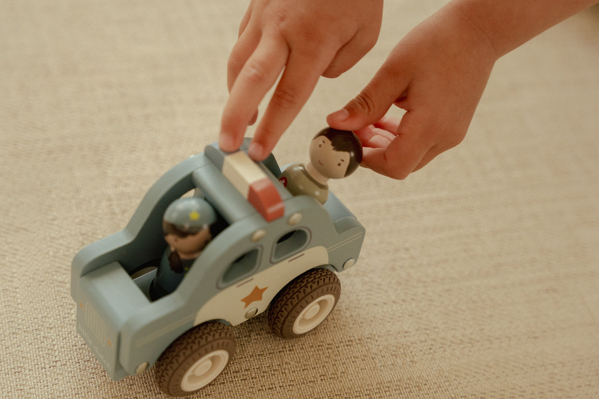 Little Dutch houten politiewagen blauw met agentje