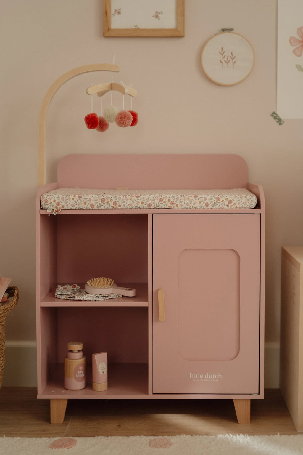 Little Dutch houten poppencommode roze in een kinderkamer