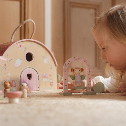 Little Dutch houten feeënhuisje Fairy Garden, meisje speelt met het huisje