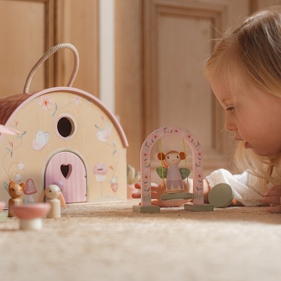 Little Dutch houten feeënhuisje Fairy Garden, meisje speelt met het huisje