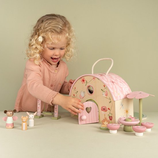 Little Dutch houten feeënhuisje Fairy Garden, meisje speelt aan tafel met de figuurtjes