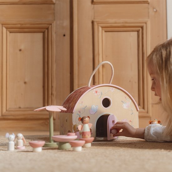 Little Dutch houten feeënhuisje Fairy Garden, kind speelt op de vloer bij het huisje