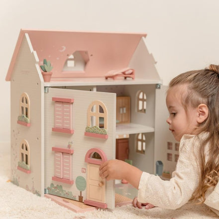 Little Dutch houten poppenhuis medium roze, meisje speelt aan het huis