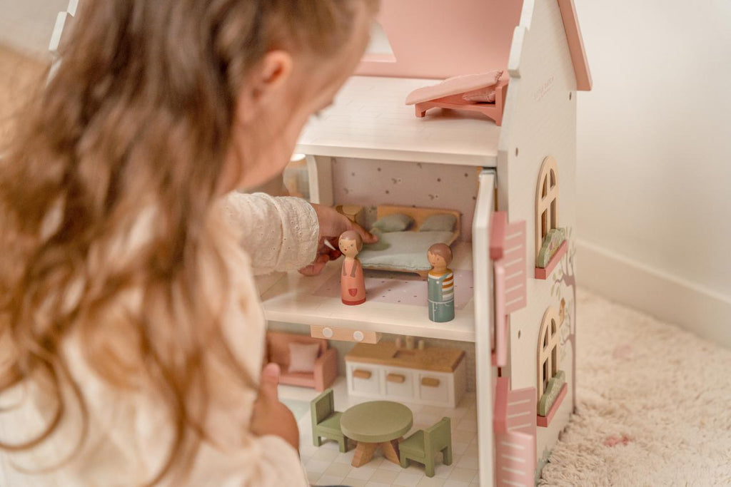 Little Dutch houten poppenhuis medium roze, kind kijkt in het open huis