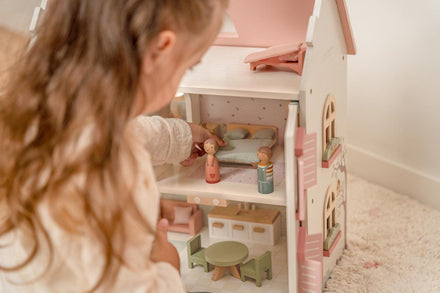 Little Dutch houten poppenhuis medium roze, kind kijkt in het open huis