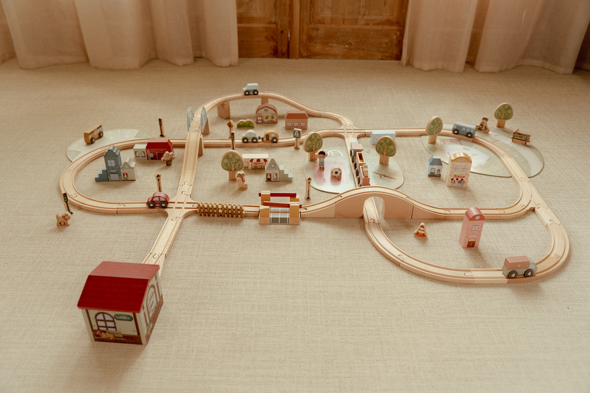 Little Dutch houten treinbaan set XL, opgebouwde baan met treinen en huisjes
