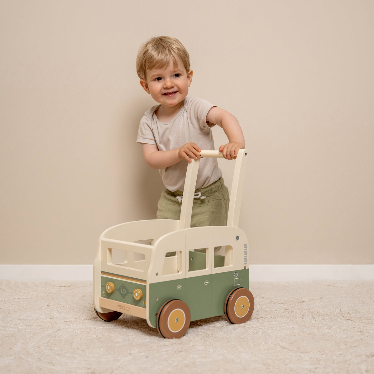 Little Dutch houten vintage duwkar loopwagen groen in busvorm, schuin vooraanzicht