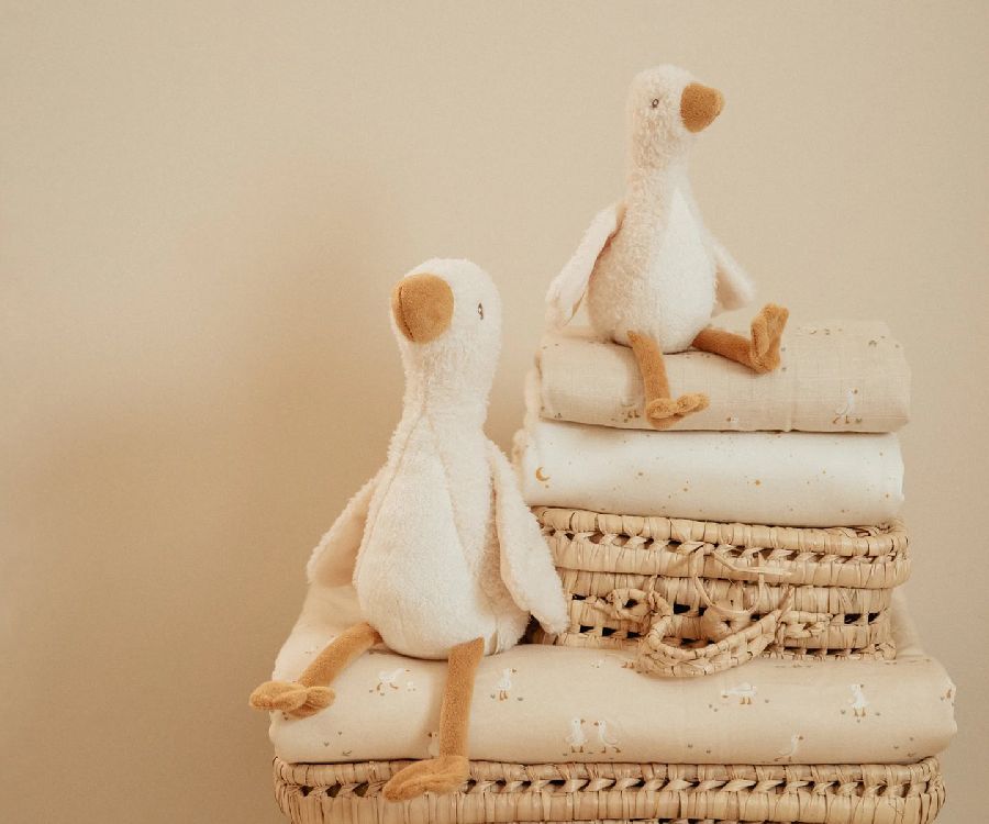 Little Dutch knuffel gans Little Goose wit, zittende witte knuffelgans