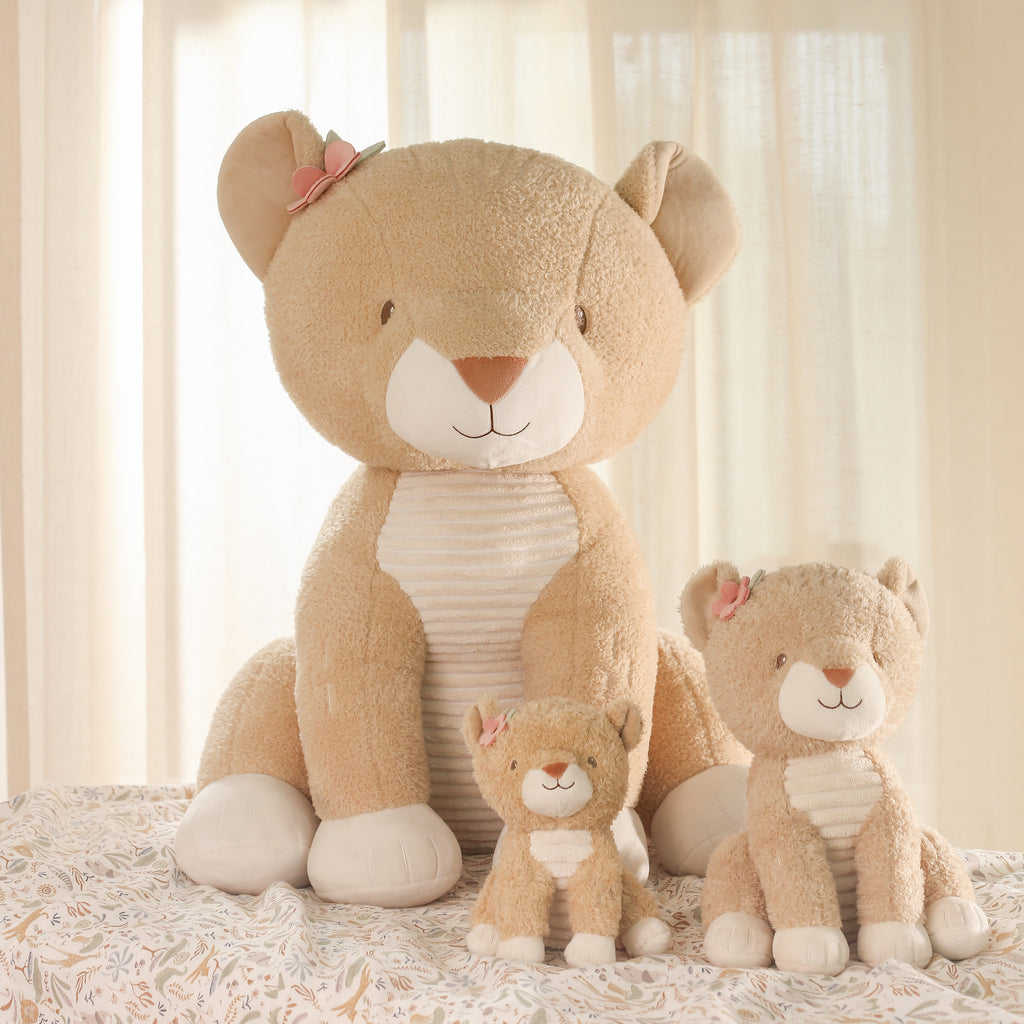 Little Dutch knuffel Safari Friends leeuwin, naast kleinere leeuwenknuffels