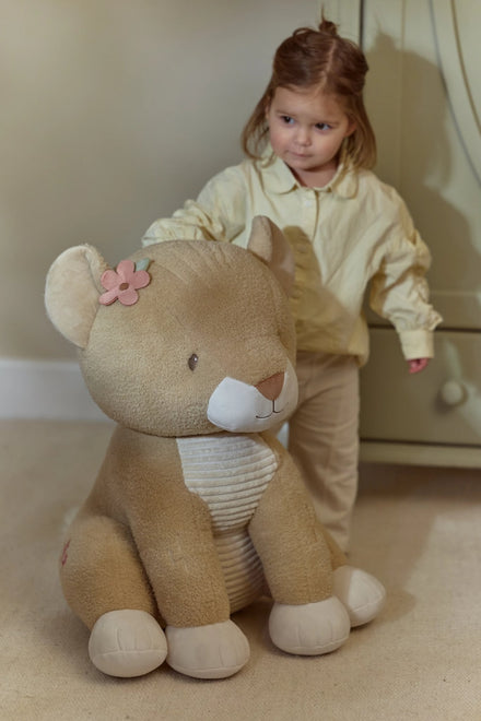 Little Dutch knuffel Safari Friends leeuwin, meisje achter de leeuwin