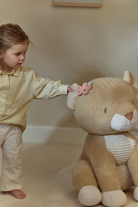 Little Dutch knuffel Safari Friends leeuwin, meisje speelt met de leeuwin