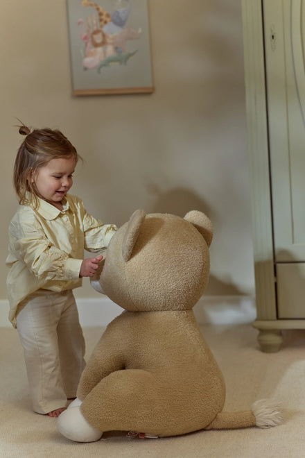 Little Dutch knuffel Safari Friends leeuwin, meisje naast de leeuwin