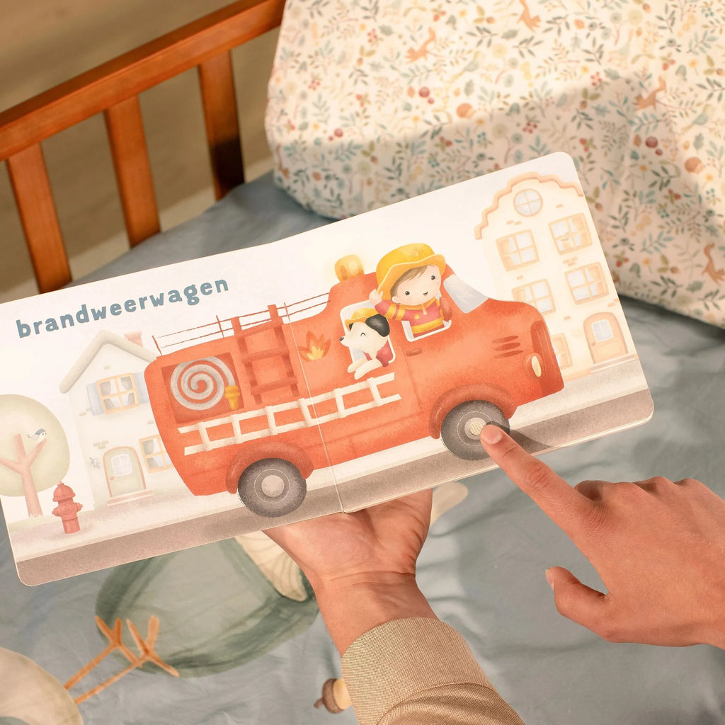 Little Dutch Mijn Geluidenboekje Voertuigen, bladzijde met brandweerwagen en geluidsknop