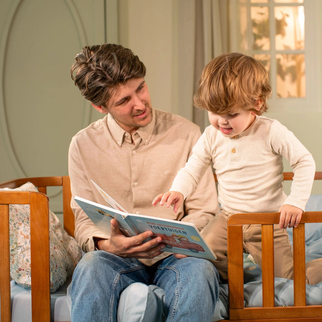 Little Dutch Mijn Geluidenboekje Voertuigen, vader en kind lezen samen
