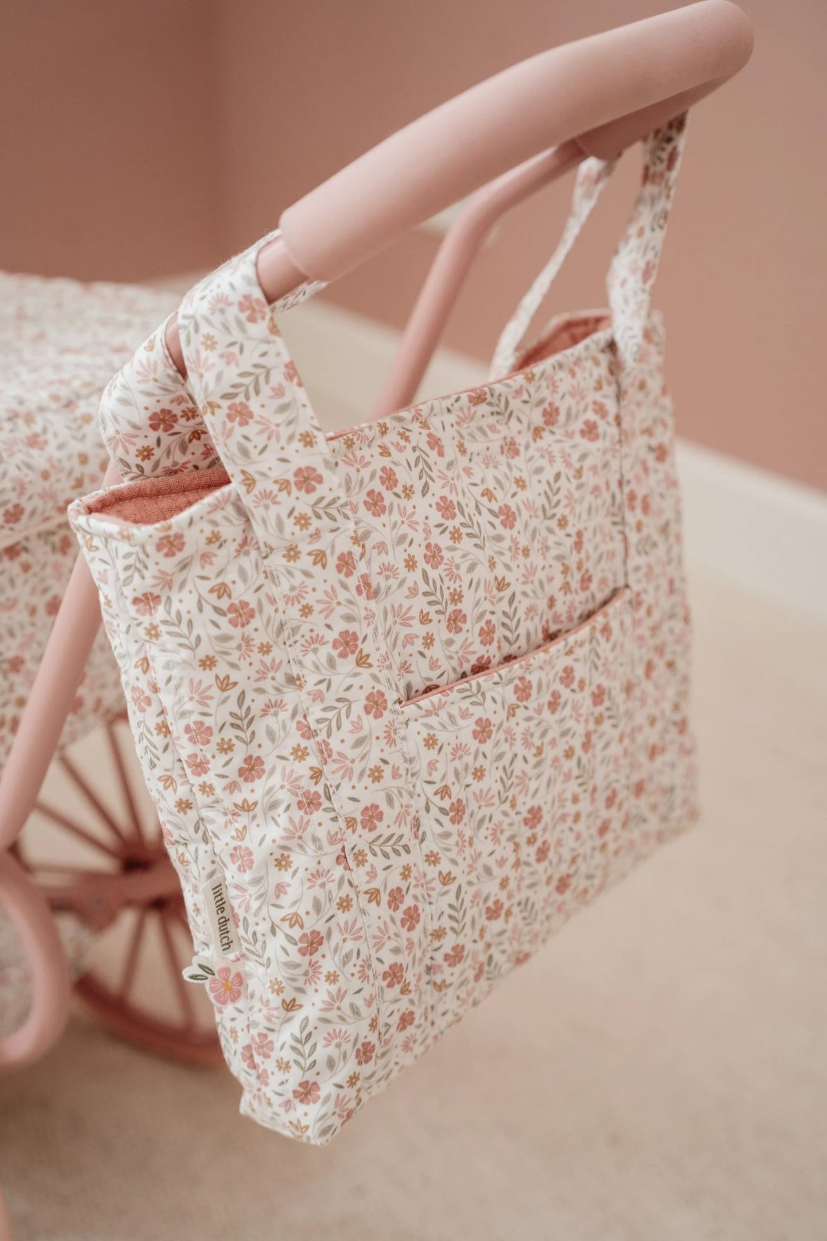 Little Dutch poppen verzorgingstas met bloemenprint, aankleedkussen en etuitje