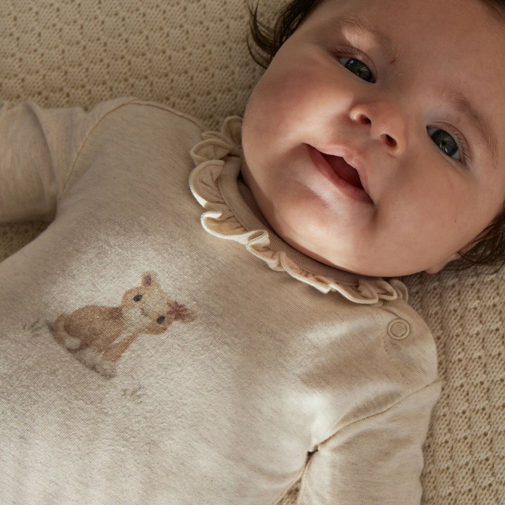 Sfeerbeeld van de Little Dutch Safari Friends newborn kleding in zandmelee