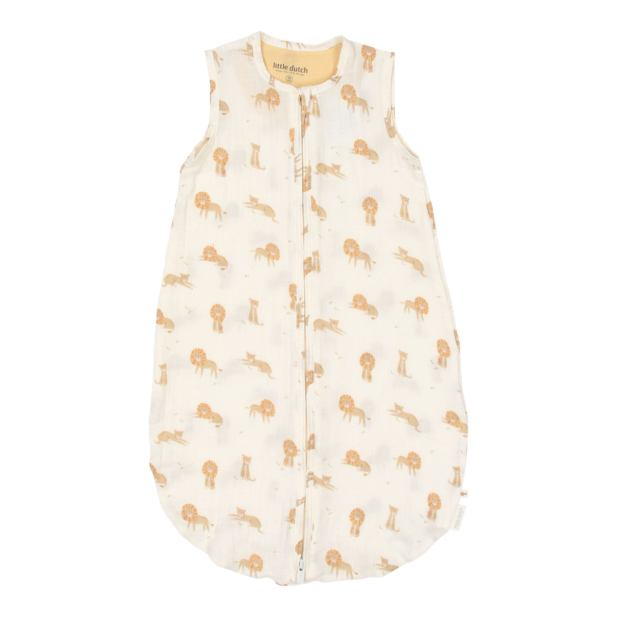 Little Dutch Slaapzak Zomer Safari Leo, vooraanzicht van de mousseline zomerslaapzak met leeuwenprint