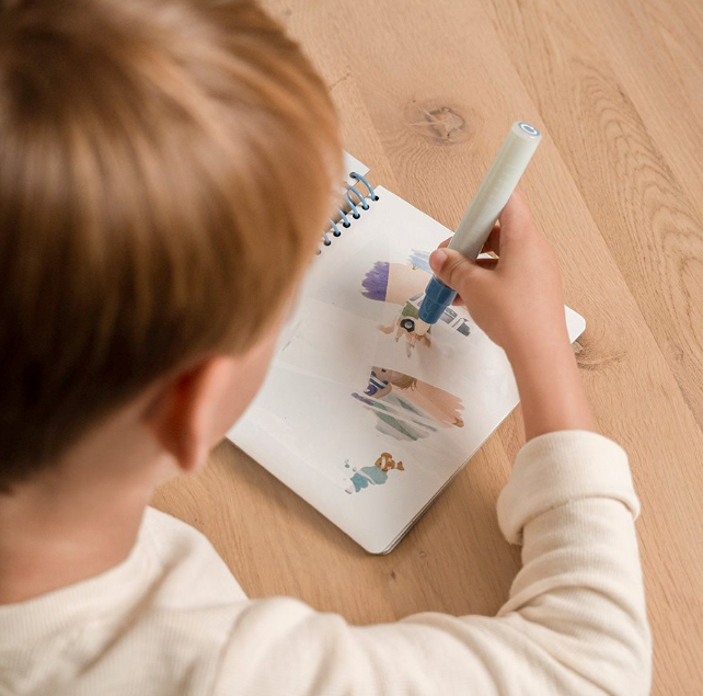 Little Dutch waterkleurboek Jim & Friends, jongen kleurt een pagina met de waterpen