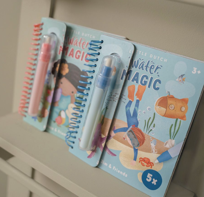 Little Dutch waterkleurboek Jim & Friends, boekjes en waterpennen op tafel