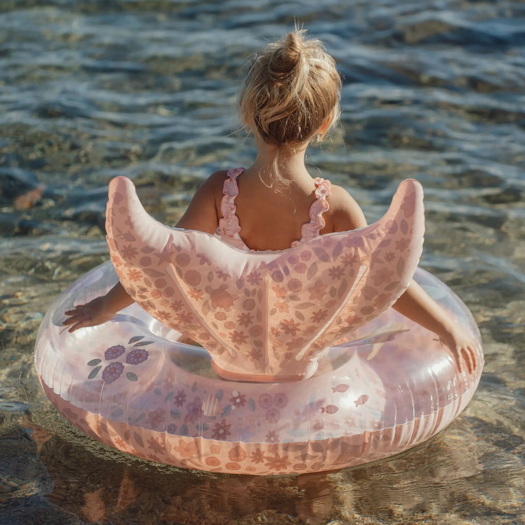Little Dutch zwemring met staart Dreamy Mermaid, meisje zit in de ring op het water
