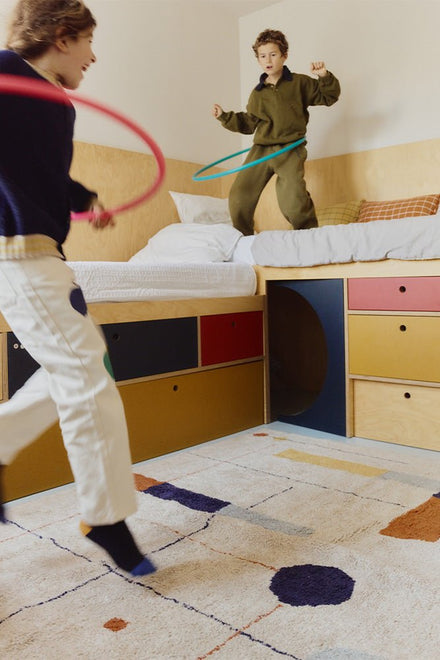 Wasbaar tapijt Geometrical Shapes in een rustig ingerichte kinderkamer