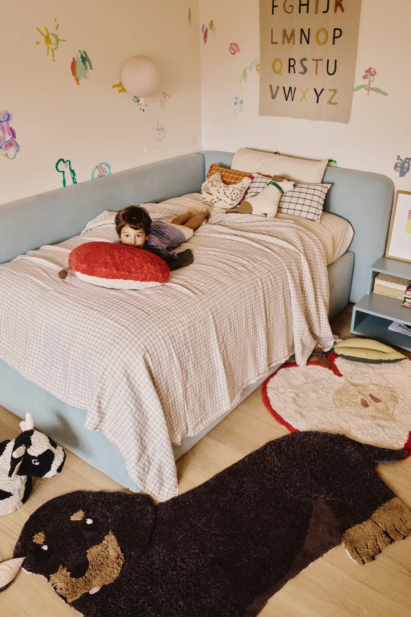 Hondentapijt Jack in een kinderkamer op de vloer