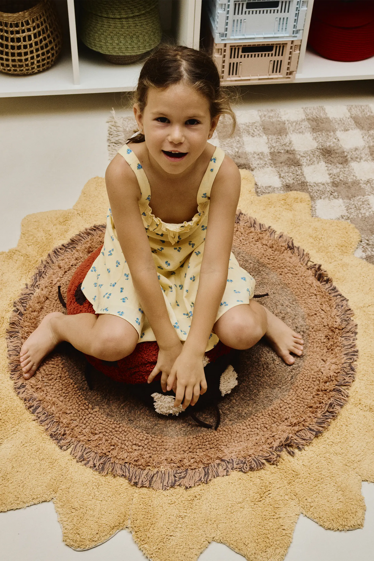 Lorena Canals wasbaar tapijt Sunflower met gele bloemblaadjes