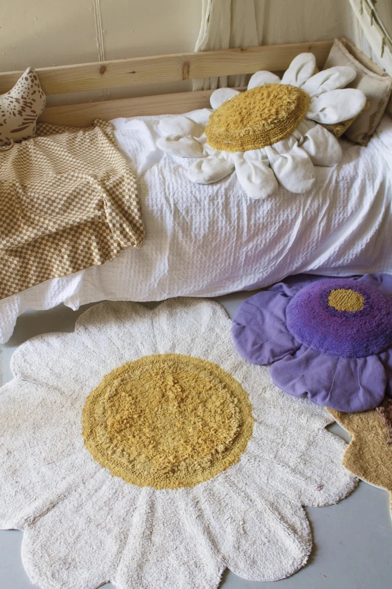 Rond bloemtapijt White Daisy in een lichte kinderkamer