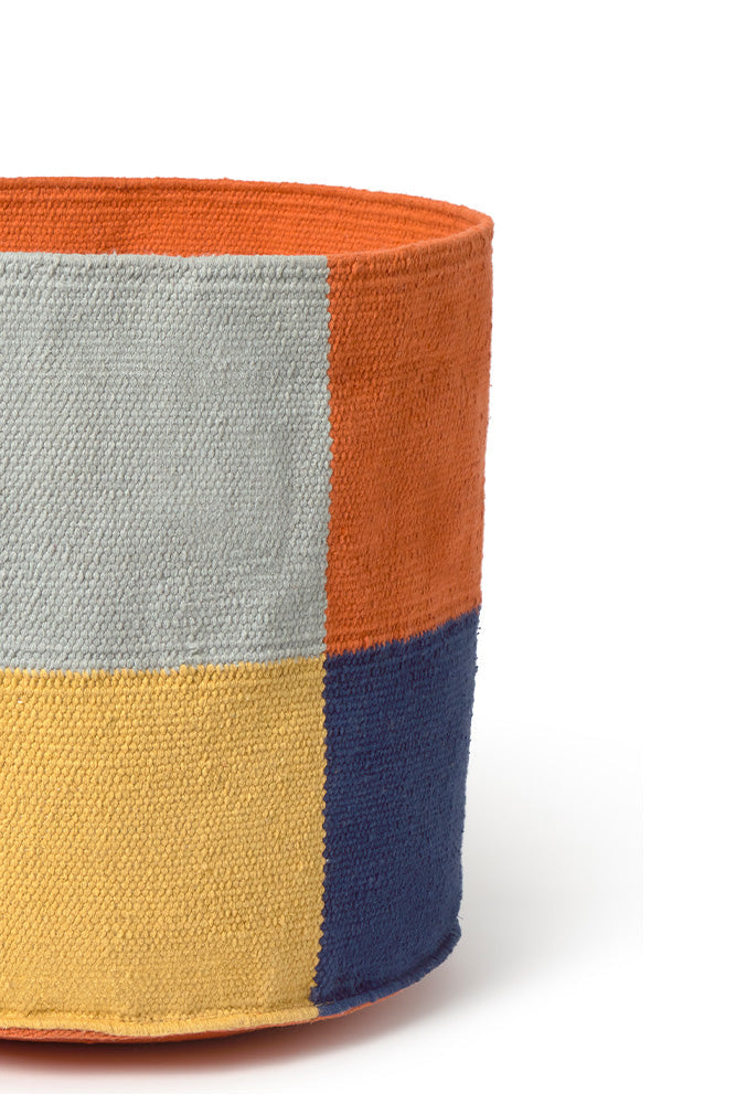 Katoenen kindermand Color Grid naast een bed