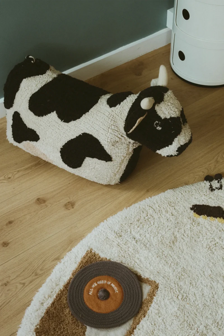 Detail van de kop en de oortjes van de koeienpoef