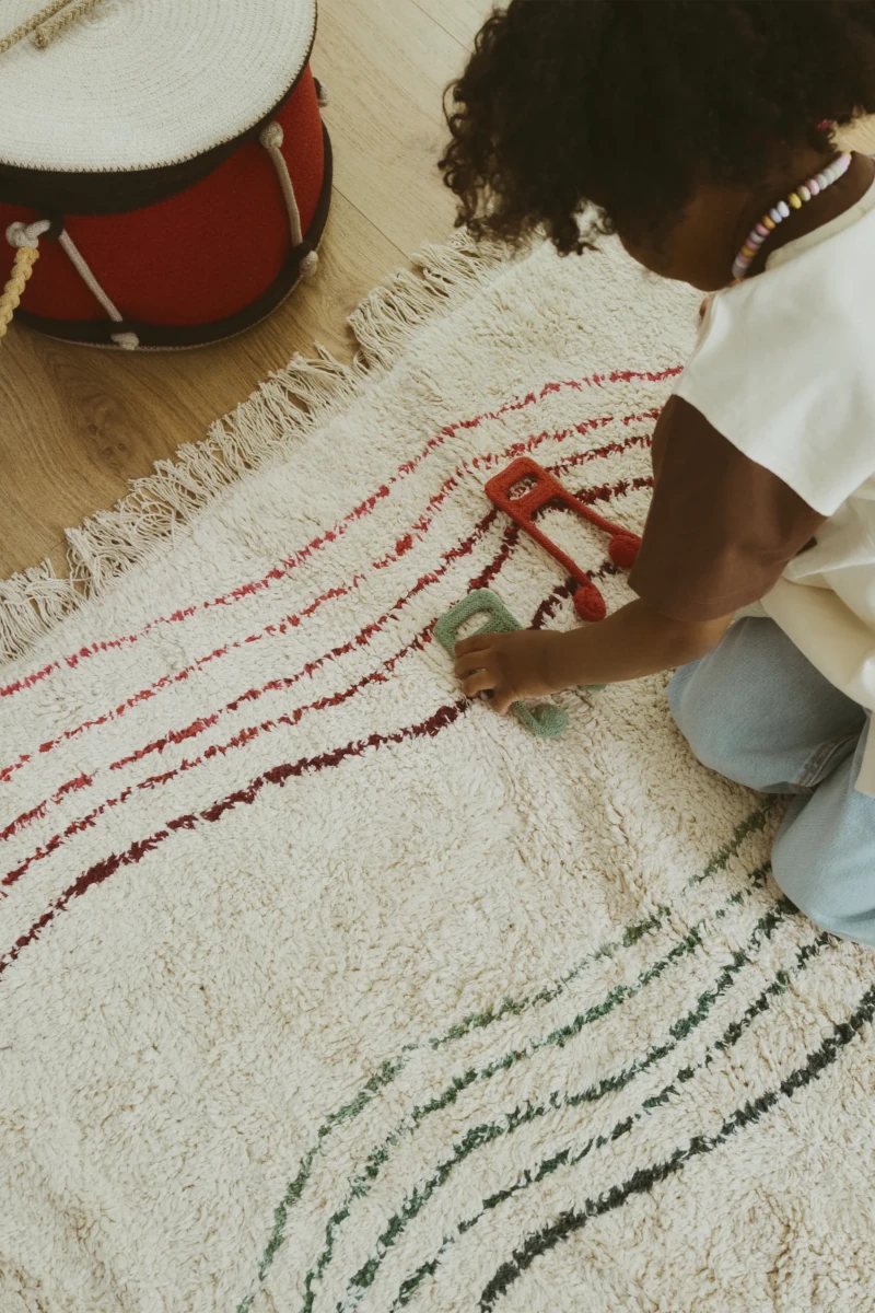 Pompons en franje aan de rand van het speelkleed