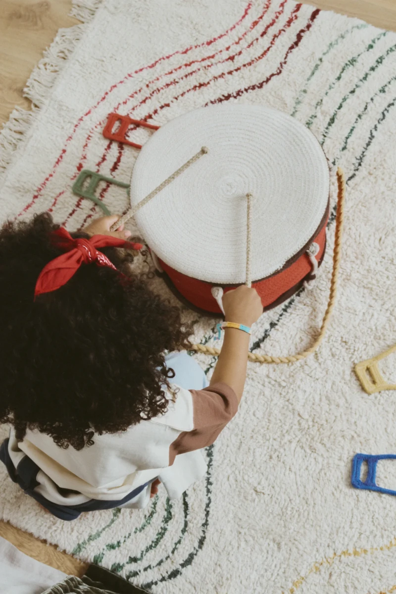 Kind speelt op de katoenen speelmat van Lorena Canals