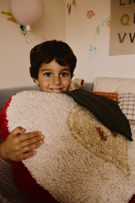 Vloerkussen appel in een lichte kinderkamer