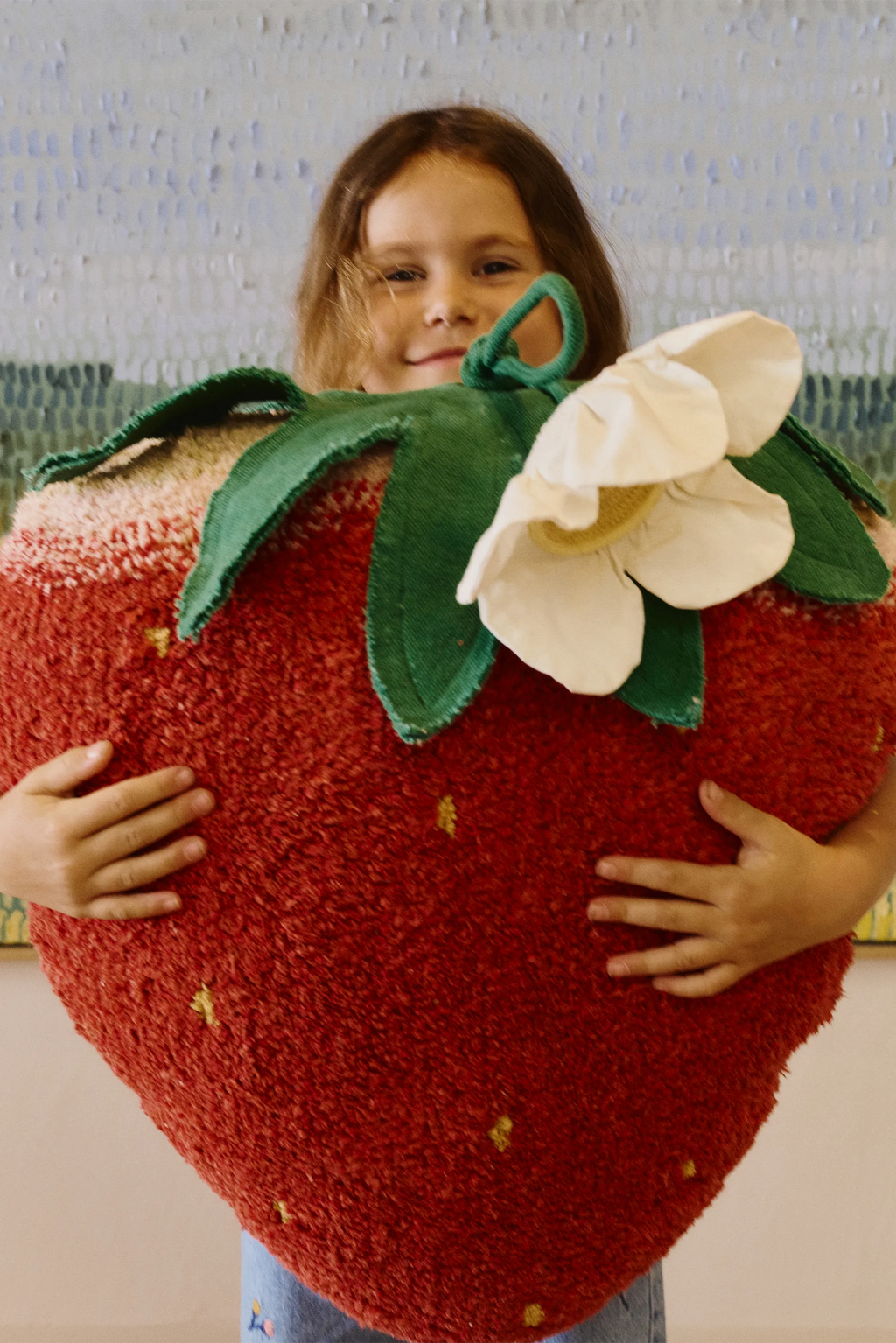 Detail van de geborduurde pitjes van het aardbeienkussen