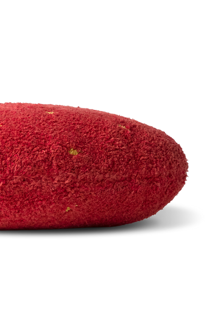 Kind zit op het katoenen aardbeienkussen