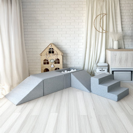 Moje playset cotton lichtgrijs als lange glijbaan in een kinderkamer