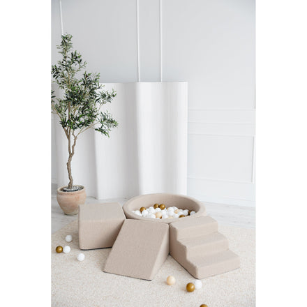 Moje rond ballenbad en playset bouclé beige met trap en glijhelling in een lichte kamer