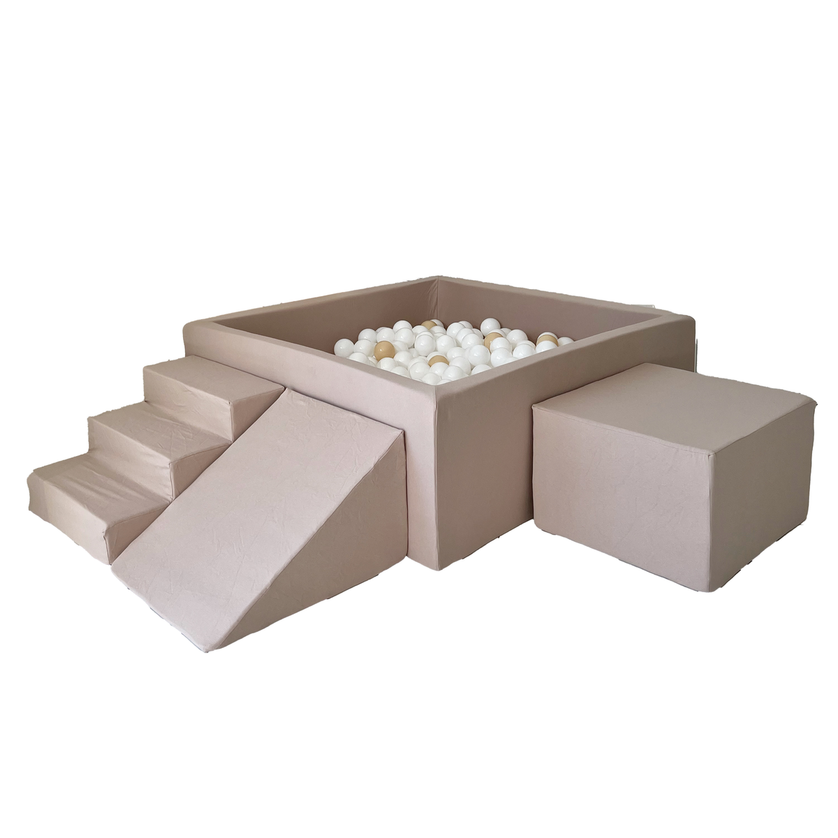 Moje vierkant ballenbad met playset katoen beige, trap, glijhelling en blok op witte achtergrond